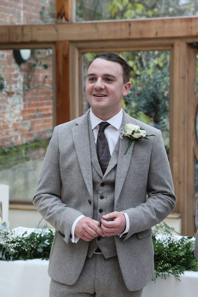 Gaynes Park Wedding flowers by Little Tin Shed photographed by Rebecca Jennings ()