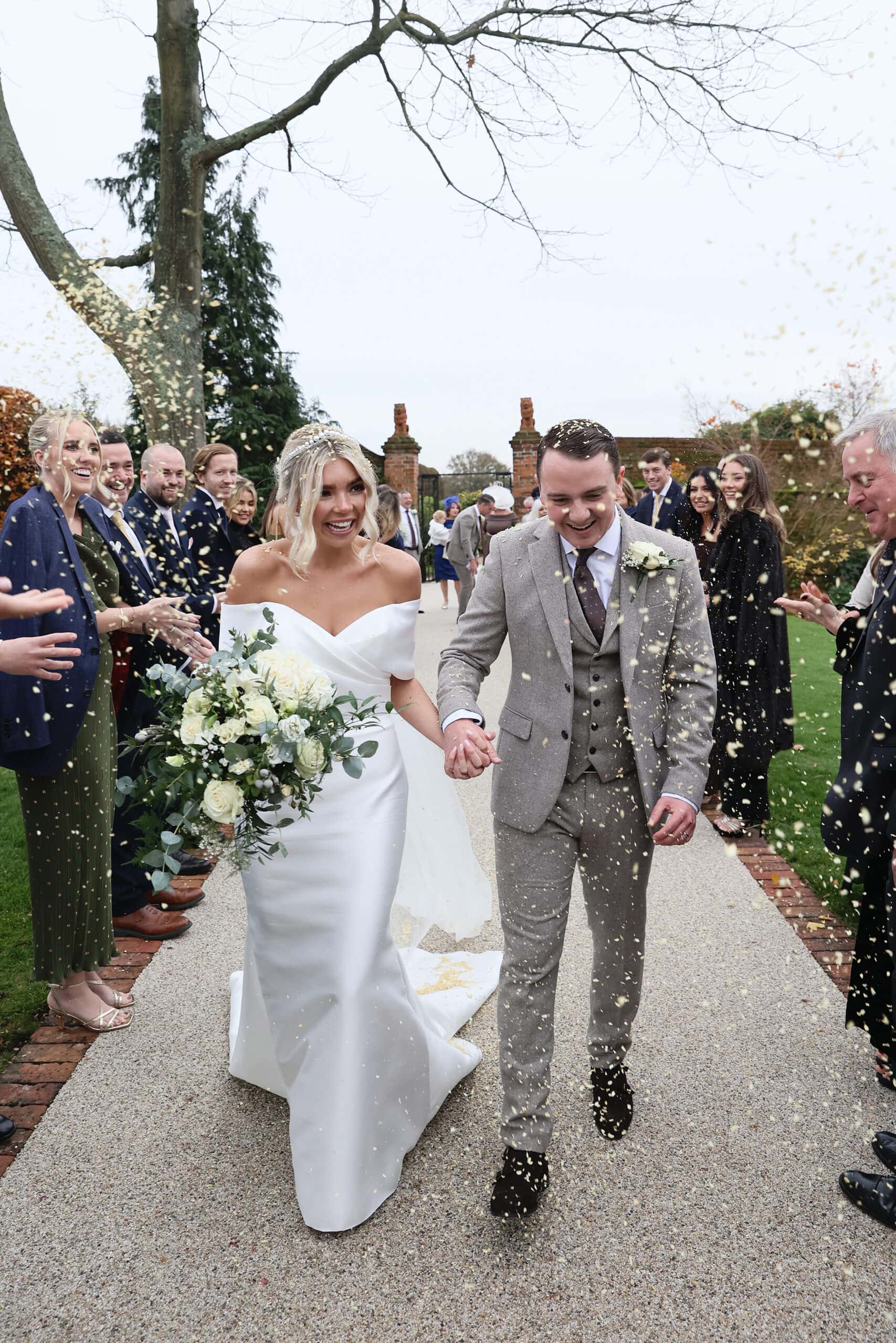 Gaynes Park Wedding flowers by Little Tin Shed photographed by Rebecca Jennings ()