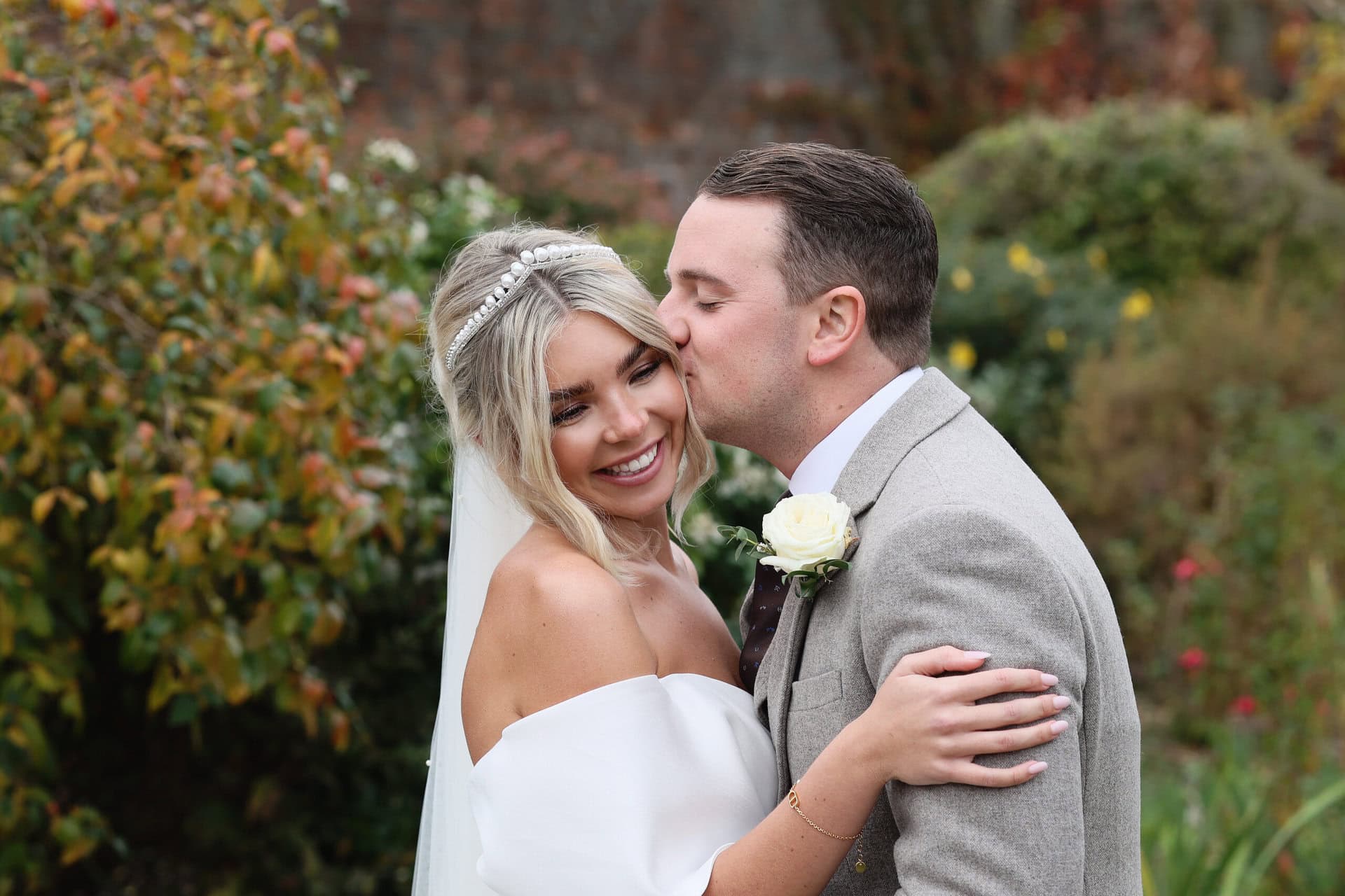 Gaynes Park Wedding flowers by Little Tin Shed photographed by Rebecca Jennings ()