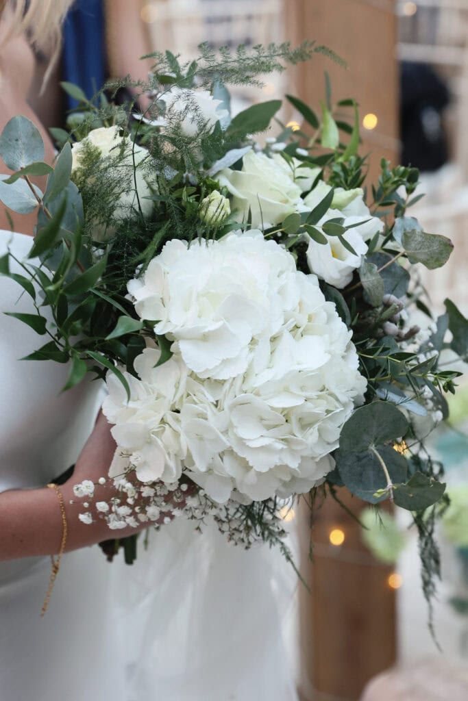 Gaynes Park Wedding flowers by Little Tin Shed photographed by Rebecca Jennings ()