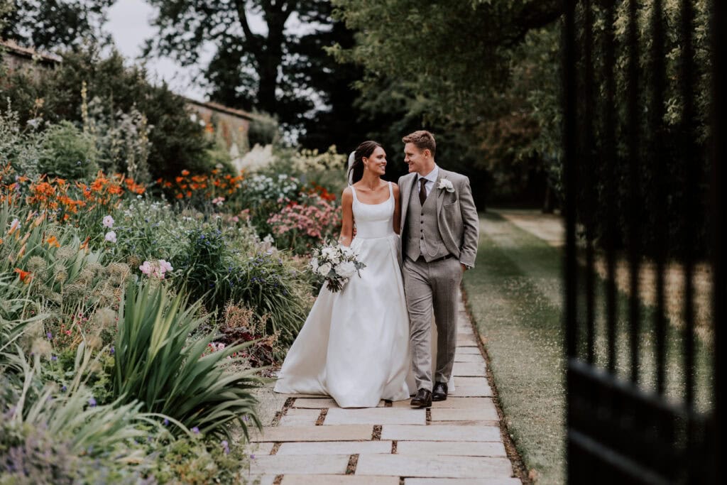 Laura Jane + Sam | Blake Hall wedding flowers, Photographed by Sally Rawlins photography, Flowers by Little Tin Shed.
